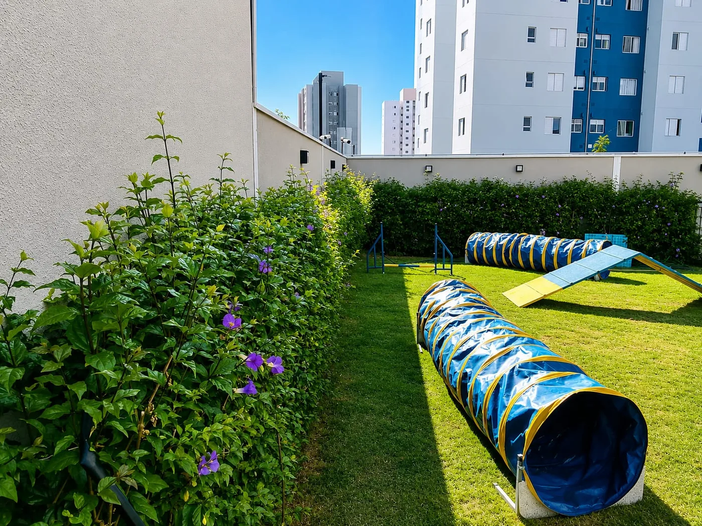 Área verde de condomínio cuidada por serviço profissional de jardinagem